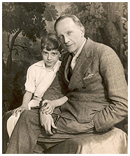  CHRISTOPHER ROBIN (12 Jahre) mit seinem Vater ALAN ALEXANDER MILNE  (Foto: 1932) 