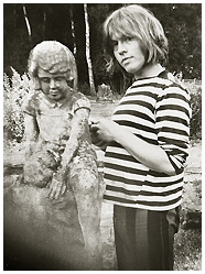  BRIAN JONES an der Statue von CHRISTOPHER ROBIN  |  Photo: HELEN SPITTAL, June 23rd, 1969 