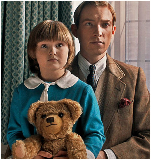  Christopher Robin Milne (Will Tilston) and A.A.Milne (Domhnall Gleeson) mit Winnie-the-Pooh 