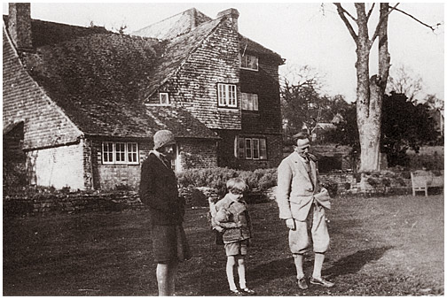  Ein Family-Snapshot vor Cotchford Farm mit den Milnes. (1928) 
