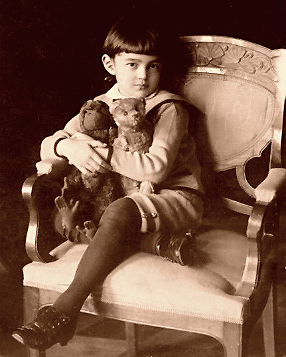  Junge mit Äffchen und Teddy-Bär. (Foto: Anfang 20.Jahrhundert) 