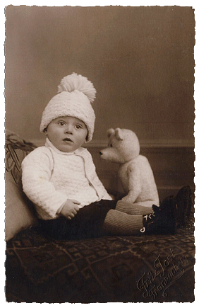  Sachsen-Junge mit seinem Teddy-Bären. (Foto: um 1920) 