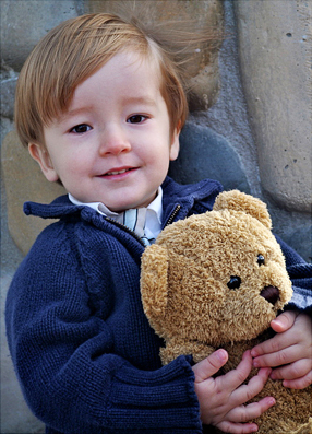 Heutiger Junge mit seinem Teddy-Bären. (Foto: 21.Jahrhundert) 