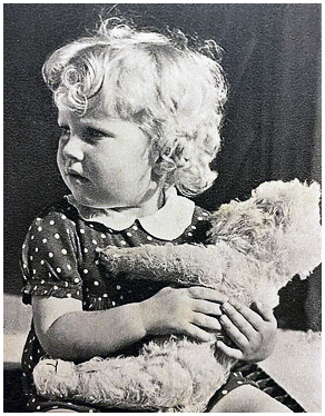  Ein Nachkriegs-Mädchen mit ihrem Teddy-Bären. (Foto: 1949) 