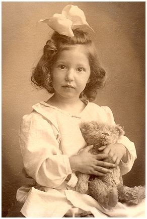  Dichterin Kathryn Worsley mit ihrem Teddy-Bären. (Foto: 1910) 