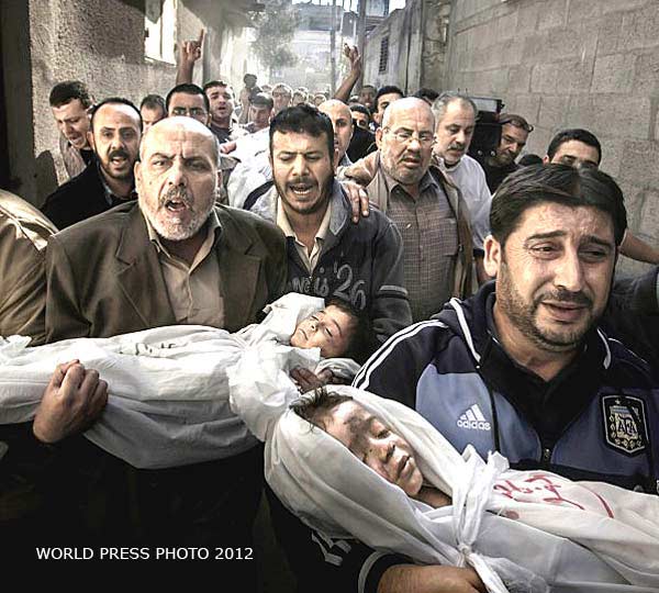  Suhaib (2) und Muhammad (4) werden in Gaza-City zu Grabe getragen ...  |  Foto: Nov.2012 