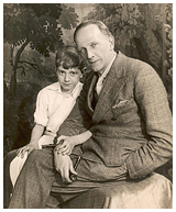  CHRISTOPHER ROBIN (12 Jahre) mit seinem Vater ALAN ALEXANDER MILNE  (Foto: 1932) 