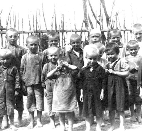  Kinder erwarten im KZ ihre Exekution durch die 'mobilen Einsatzgruppen' ... 
