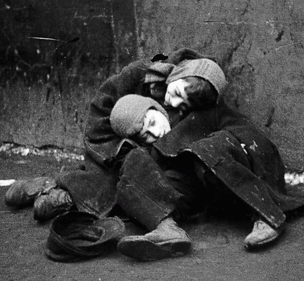 Kinder in den Strassen des Warschauer Ghettos ... 