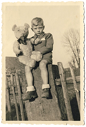  Kleiner Junge mit großem Teddy-Bären. (Foto: 1950er Jahre) 