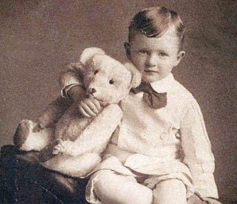  Junge mit seinem Steiff-Teddy-Bären. (Foto: um 1920) 