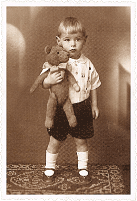  Ein unbekannter Junge mit seinem Teddy-Bären. (20er Jahre) 