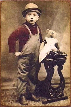  Junge mit seinem Teddy-Bär-Mädchen. (Koloriertes Foto: frühes 20.Jahrhundert) 