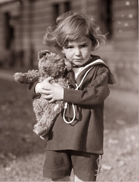  Ein Junge im Matrosenanzug mit seinem Teddy-Bären. (Foto: 1923) 