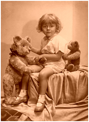 Junge mit zwei Teddy-Bären. (Foto: 1932) 