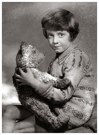  Christopher Robin mit seinem Pooh am 14. März 1928 