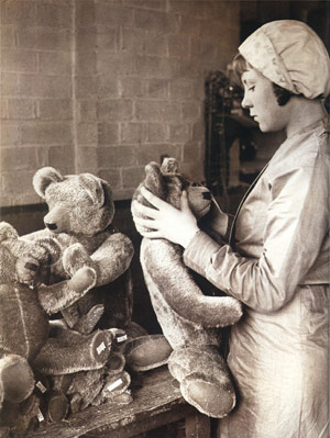  Teddy-Produktion bei J.K.FARNELL in London (um 1930). 