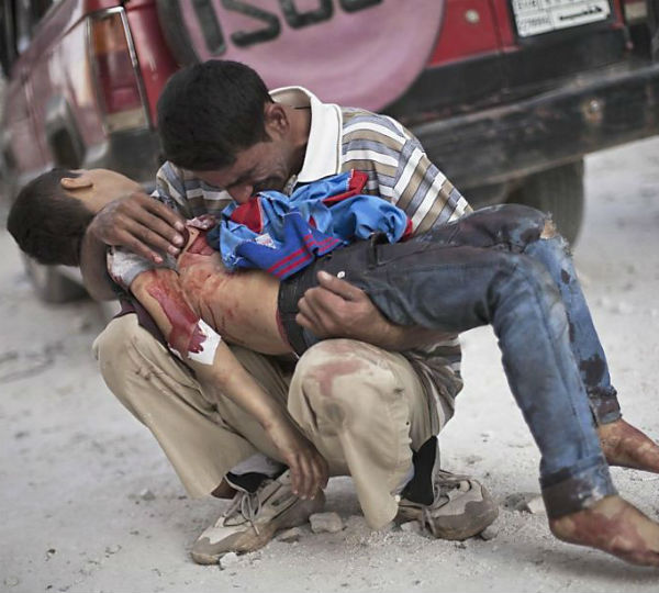  Syrischer Vater betrauert seinen toten Sohn in Aleppo ...  |  AP-Foto: 3.Okt.2012 